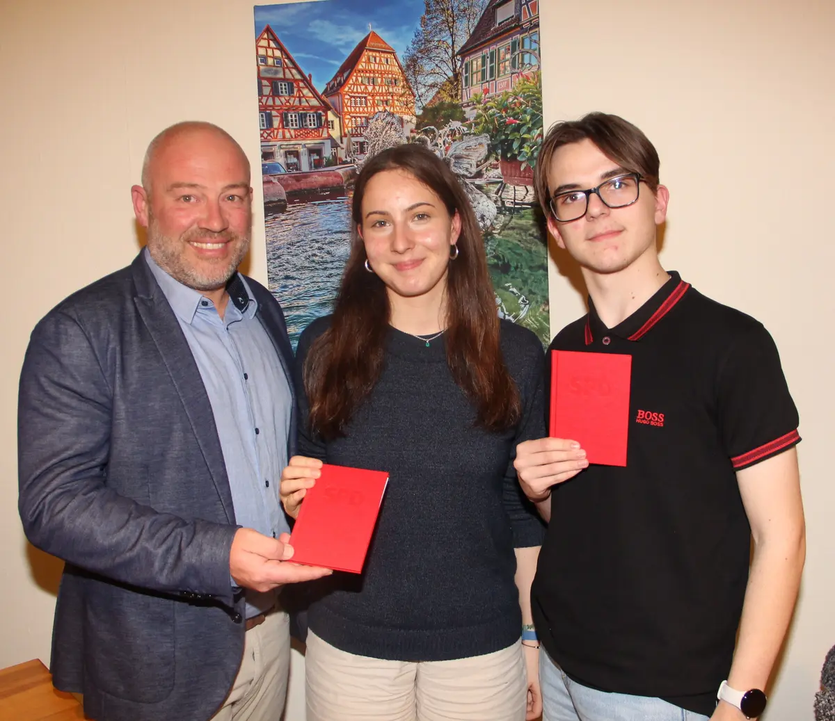 Parteichef Markus Bündig durfte den jungen Neumitgliedern Elisabeth Ahlf und Danis Bešić das rote Parteibuch überreichen