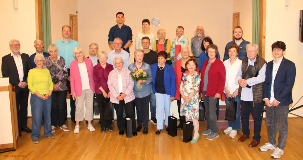 27 anwesende LSV-Mitglieder wurden für ihre Treue von Petra Klodt (links vorne) geehrt – darunter Barbara Scholz und Herbert Felbek