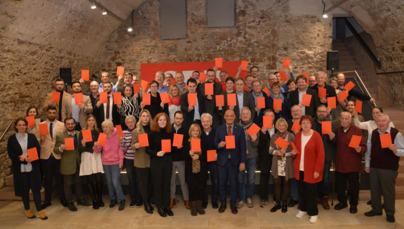 SPD-Mitglieder halten rote Zettel hoch beim Neujahrsempfang in Schriesheim