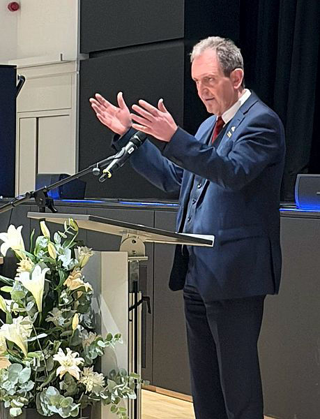 SPD-Fraktionsvorsitzender Ralf Göck hält im Kreistag eine Rede zum Haushalt 2026