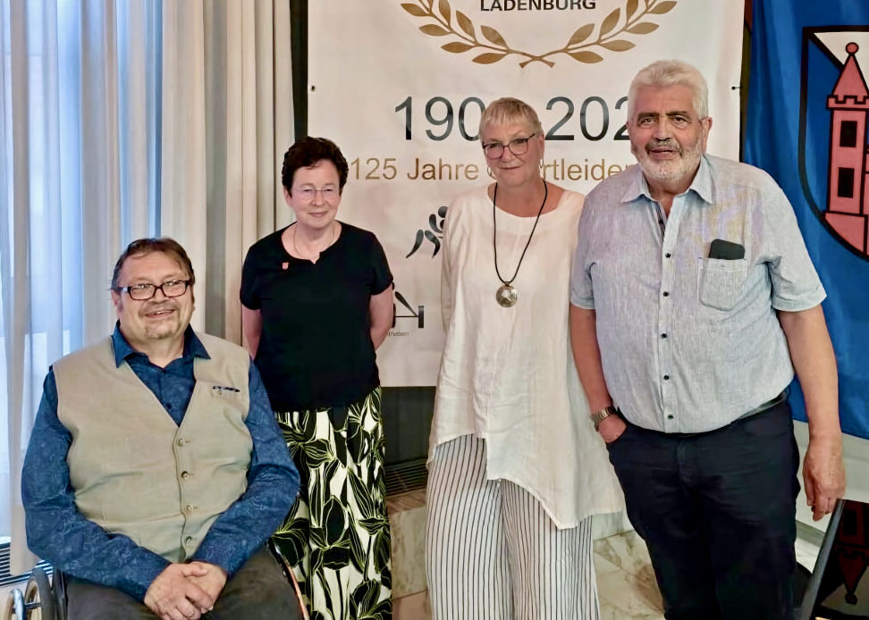  SPD Stadträt:innen Uta Blänsdorf-Zahner, Angelika Gelle und Gerhard Kleinböck gratulieren beim Festakt im Domhof dem ASV-Vorsitzenden Joachim Loose zum 125-jährigen Jubiläum des ASV