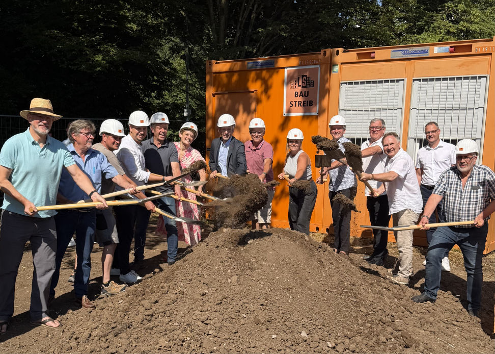 Mitglieder des Stiftungsvorstandes des Christlichen Bürgerhospitalfonds beim Spatenstich für das neue Wohngebäude in der Schriesheimer Straße