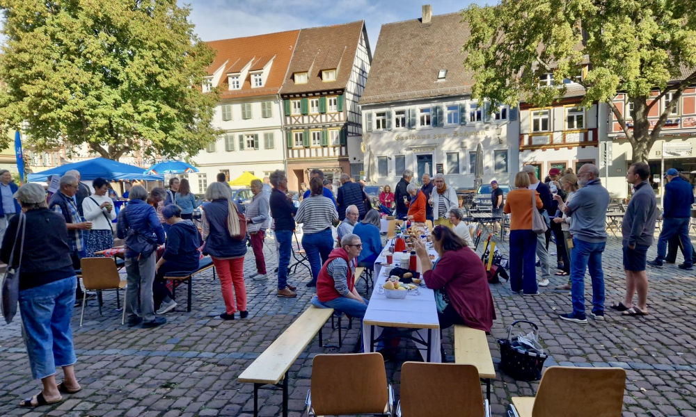 Spontanes Frühstück auf dem Marktplatz, Ladenburg ist bunt.