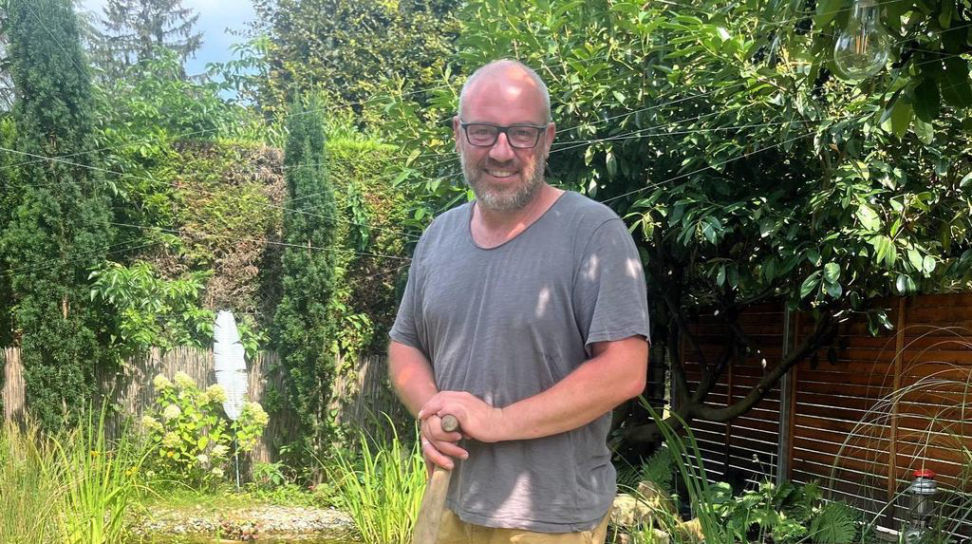 Markus Bündig in seinem Garten