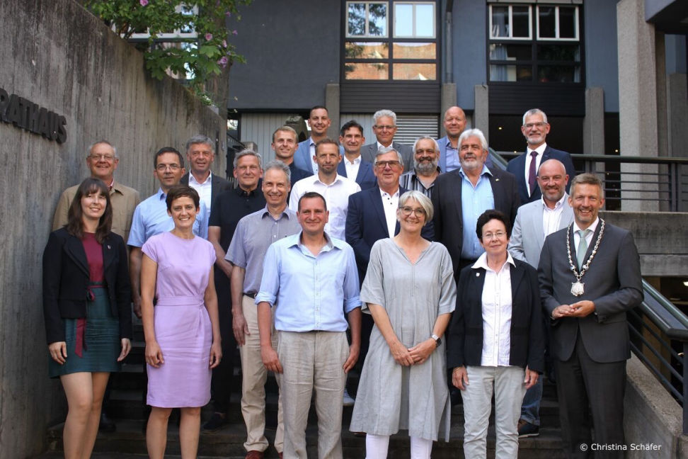Der neugewählte Gemeinderat im Gruppenfoto mit Bürgermeister Schmutz