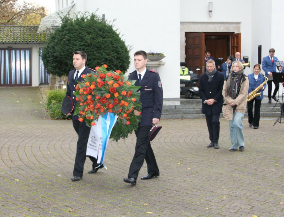 Bm Schmutz am Volkstrauertag bei der Kranzniederlegung