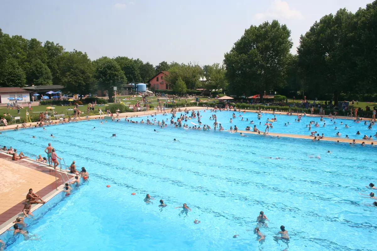 Ladenburger Freibad mit Sprungbecken im Vordergrund