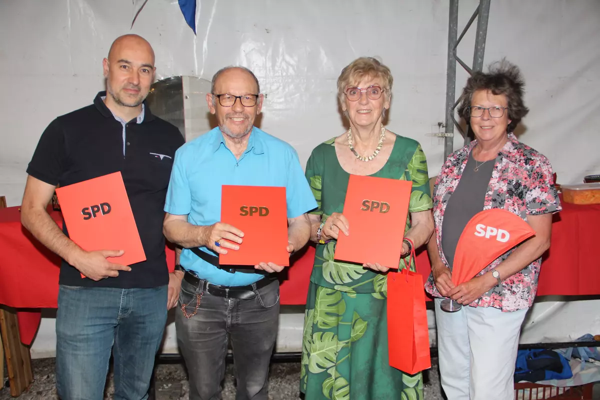 Die Ehrungsbeauftragte Barbara Scholz(rechts) durfte mit Annegret Dehlfing, Taner Kajaalp (links) und Franz Josef Kasper verdiente SPD-Mitglieder ehren.