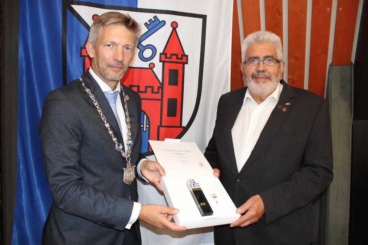 Bürgermeister Schmutz ehrt Gemeinderat Gerhard Kleinböck für 20 Jahre im Gemeinderat