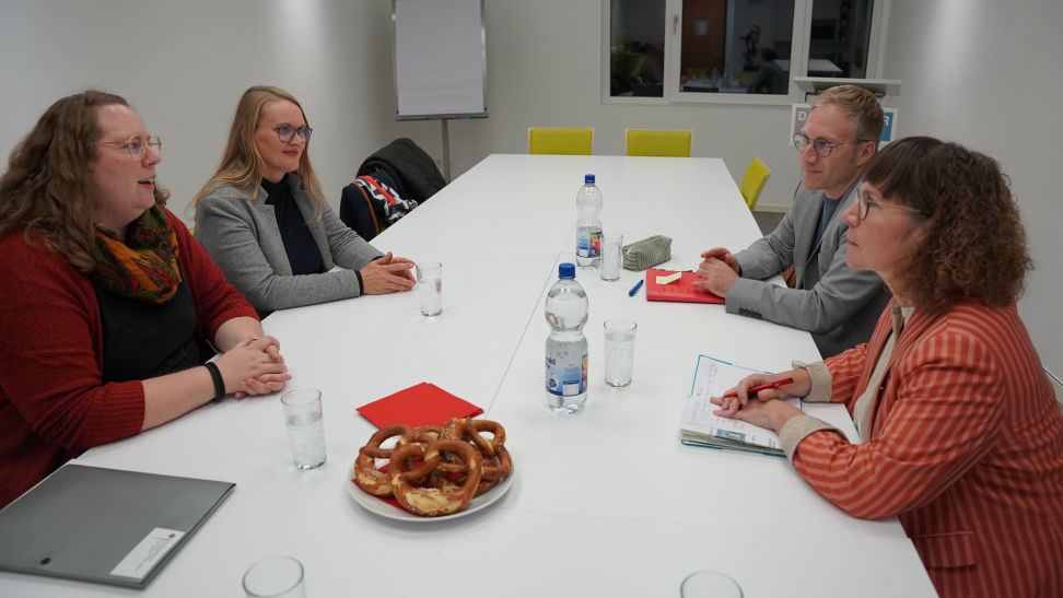 Sebastian Cuny im Gespräch mit Hebammen der GRN-Klinik  Weinheim