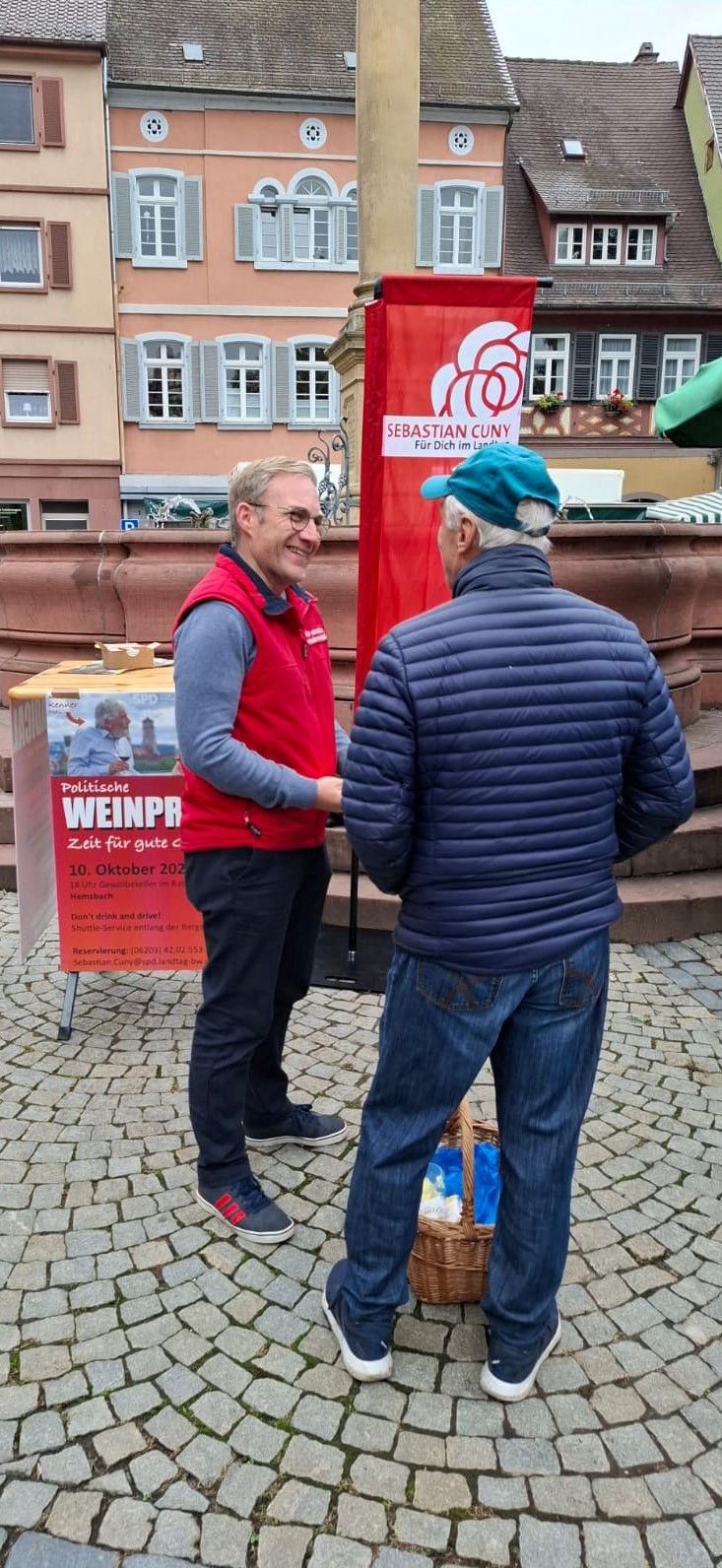 Sebastian Cuny im Gespräch mit Bürgern auf dem Ladenburger Marktplatz