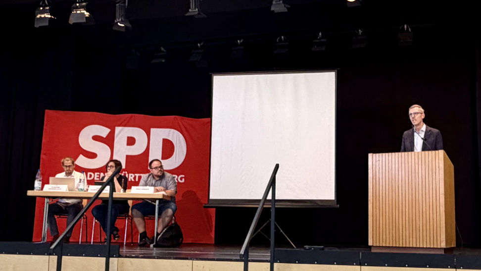 Bundestagsabgeordneter Dr. Lars Castellucci spricht auf dem Kreisparteitag der SPD Rhein-Neckar