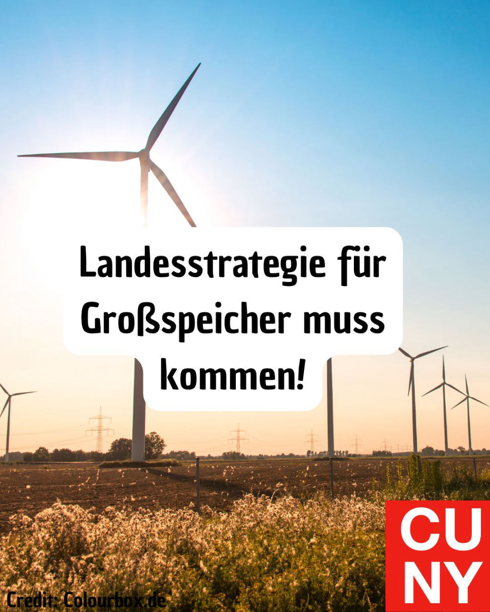 Ein Windrad mit dem Text davor: Landesstrategie für Großspeicher muss kommen