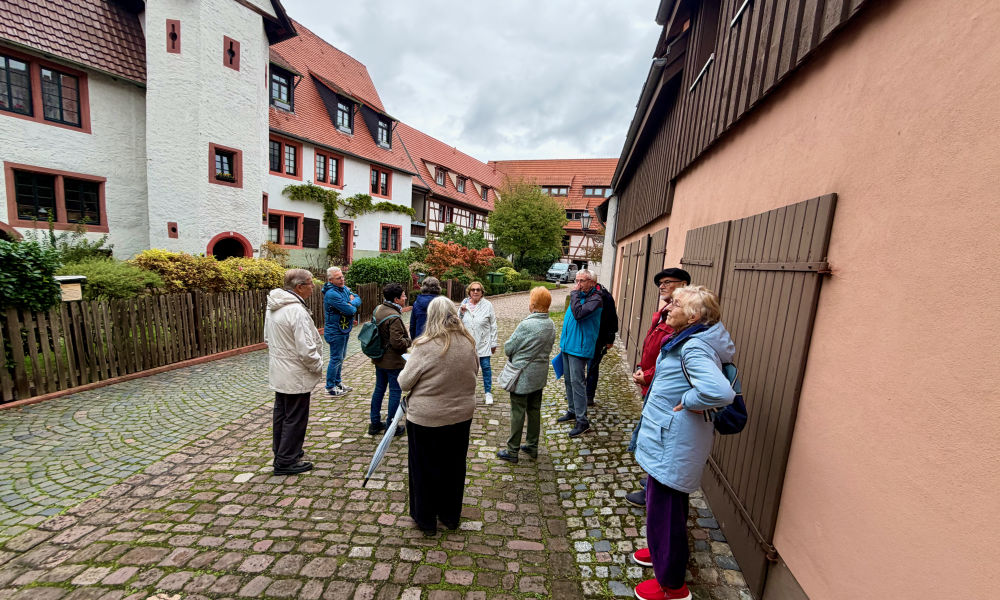 Mitglieder des SPD Ortsvereins Ladenburg mit dem Vorsitzenden Michèl Schummer und dem Stadtführer Herbert Felbek