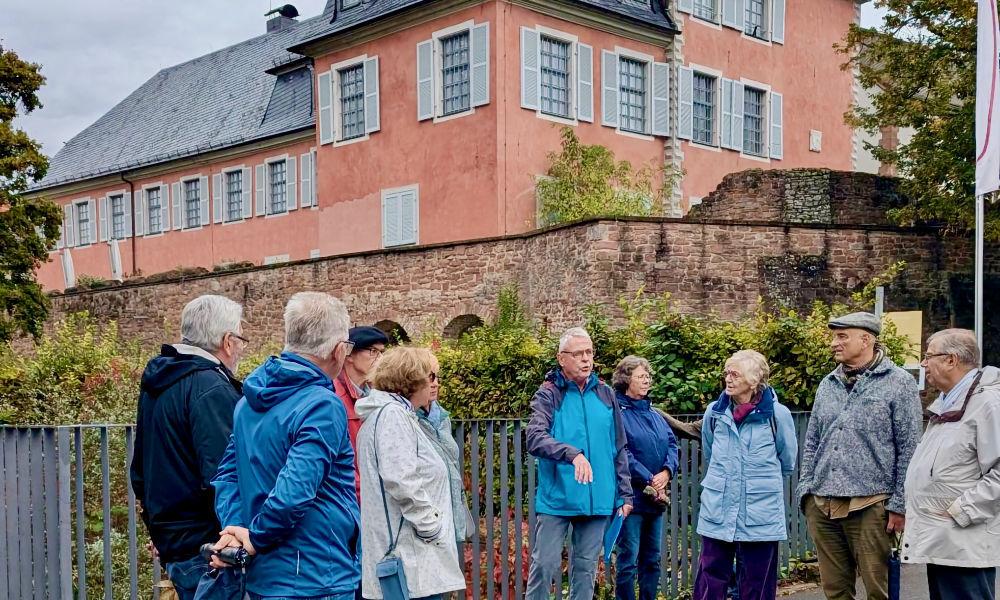 Mitglieder des SPD Ortsvereins Ladenburg mit dem Vorsitzenden Michèl Schummer und dem Stadtführer Herbert Felbek