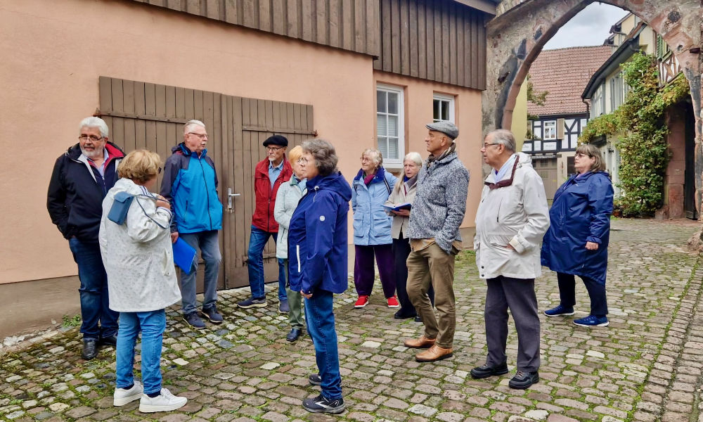 Mitglieder des SPD Ortsvereins Ladenburg mit dem Vorsitzenden Michèl Schummer und dem Stadtführer Herbert Felbek
